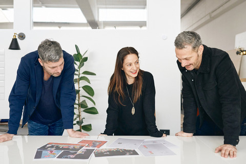Mit Gert & Uwe Tobias in ihrem Atelier bei der Durchsicht der Designentwürfe. 